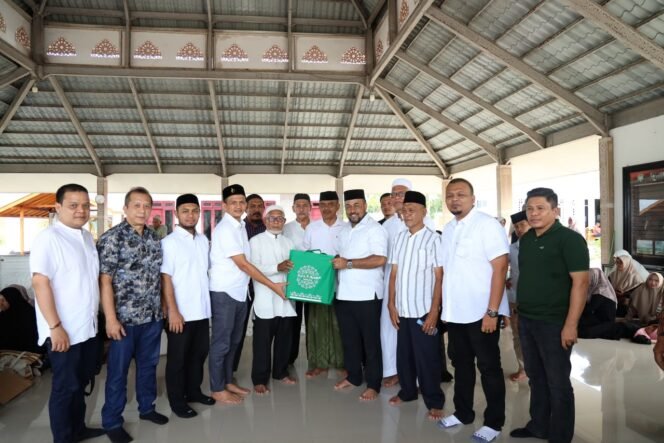 
					Dirut Bank Aceh Syariah Bersama Jamaah Haji Kloter 2 Ziarahi Makam Habib Bugak
