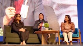 SEVP Operations BSI Ana Nurul Khayati (tengah) saat pemaparan Panel discussion: Customer Experience for All pada acara MRInsight Inclusive CX Seminar 20206 di Menara Kuningan Ballroom Jakarta, Senin (13/7).

PT Bank Syariah Indonesia (Persero) Tbk (BSI)  berkomitmen Melayani Sepenuh Hati sebagai visi utama Customer Experience (CX) perusahaan demi menghadirkan layanan yang inklusif.