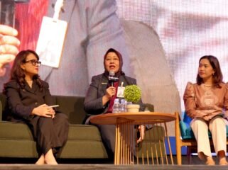 SEVP Operations BSI Ana Nurul Khayati (tengah) saat pemaparan Panel discussion: Customer Experience for All pada acara MRInsight Inclusive CX Seminar 20206 di Menara Kuningan Ballroom Jakarta, Senin (13/7).

PT Bank Syariah Indonesia (Persero) Tbk (BSI)  berkomitmen Melayani Sepenuh Hati sebagai visi utama Customer Experience (CX) perusahaan demi menghadirkan layanan yang inklusif.