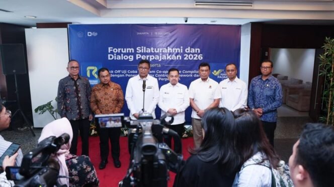 
					Dirjen Pajak Bimo Wijayanto saat memberikan keterangan kepada media dalam forum silaturahmi dan dialog perpajakan 2026. (Dok. Humas DJP)

