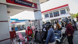 Petugas mengisi BBM jenis Pertamax ke tangki sepeda motor konsumen di salah satu SPBU Pertamina di Ternate, Maluku Utara, Senin (30/3/2026). 