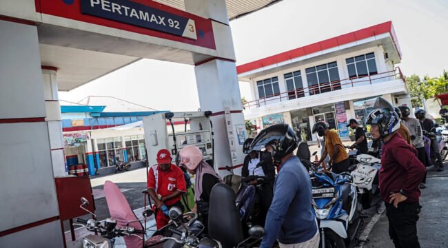 Petugas mengisi BBM jenis Pertamax ke tangki sepeda motor konsumen di salah satu SPBU Pertamina di Ternate, Maluku Utara, Senin (30/3/2026). 
