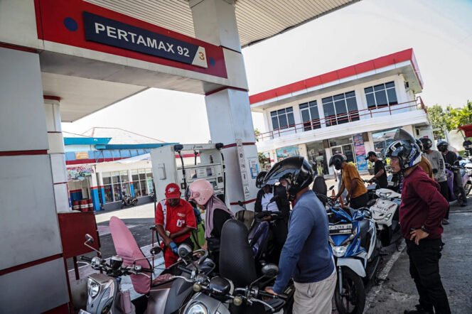 
					Petugas mengisi BBM jenis Pertamax ke tangki sepeda motor konsumen di salah satu SPBU Pertamina di Ternate, Maluku Utara, Senin (30/3/2026). 