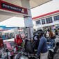 Petugas mengisi BBM jenis Pertamax ke tangki sepeda motor konsumen di salah satu SPBU Pertamina di Ternate, Maluku Utara, Senin (30/3/2026). 