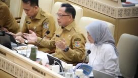 Mendagri Tito Karnavian (kedua dari kanan), pada rapat kerja dengan Komisi II DPR RI di Senayan, Jakarta, Senin (8/6/2026). Foto: Kemendagri


