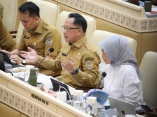 Mendagri Tito Karnavian (kedua dari kanan), pada rapat kerja dengan Komisi II DPR RI di Senayan, Jakarta, Senin (8/6/2026). Foto: Kemendagri

