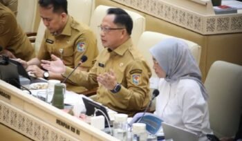 Mendagri Tito Karnavian (kedua dari kanan), pada rapat kerja dengan Komisi II DPR RI di Senayan, Jakarta, Senin (8/6/2026). Foto: Kemendagri

