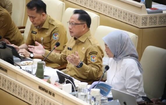 Mendagri Tito Karnavian (kedua dari kanan), pada rapat kerja dengan Komisi II DPR RI di Senayan, Jakarta, Senin (8/6/2026). Foto: Kemendagri

