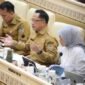 Mendagri Tito Karnavian (kedua dari kanan), pada rapat kerja dengan Komisi II DPR RI di Senayan, Jakarta, Senin (8/6/2026). Foto: Kemendagri

