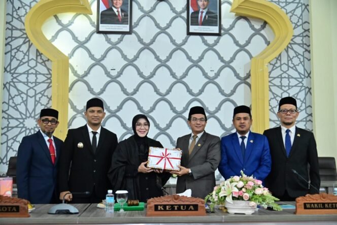 
					Dewan Terima Dokumen R-KUA-PPAS APBK Banda Aceh 2027 dari Eksekutif