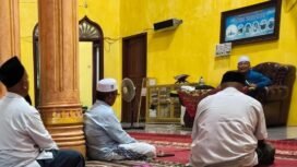 MENGISI PENGAJIAN: Camat Julok, H. Muhammad bin Ishak, mengisi pengajian di Masjid Darul Istiqamah Gampong Baro, Kec. Julok, Aceh Timur, Kamis (20/8)/2026) malam.
