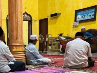 MENGISI PENGAJIAN: Camat Julok, H. Muhammad bin Ishak, mengisi pengajian di Masjid Darul Istiqamah Gampong Baro, Kec. Julok, Aceh Timur, Kamis (20/8)/2026) malam.