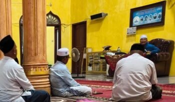 MENGISI PENGAJIAN: Camat Julok, H. Muhammad bin Ishak, mengisi pengajian di Masjid Darul Istiqamah Gampong Baro, Kec. Julok, Aceh Timur, Kamis (20/8)/2026) malam.