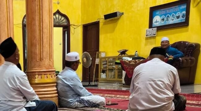 MENGISI PENGAJIAN: Camat Julok, H. Muhammad bin Ishak, mengisi pengajian di Masjid Darul Istiqamah Gampong Baro, Kec. Julok, Aceh Timur, Kamis (20/8)/2026) malam.