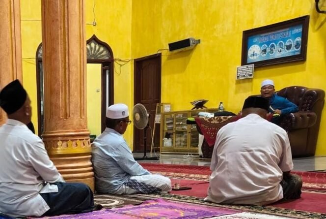 
					MENGISI PENGAJIAN: Camat Julok, H. Muhammad bin Ishak, mengisi pengajian di Masjid Darul Istiqamah Gampong Baro, Kec. Julok, Aceh Timur, Kamis (20/8)/2026) malam.