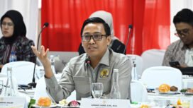 Anggota Komisi VI DPR RI Ahmad Labib menyampaikan pandangannya dalam Kunjungan Spesifik Komisi VI ke Surabaya, Jumat (28/8/2026). Foto: Agung/jk