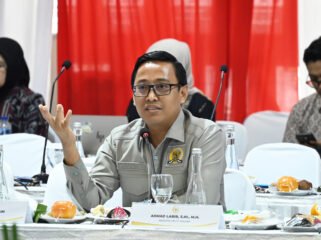 Anggota Komisi VI DPR RI Ahmad Labib menyampaikan pandangannya dalam Kunjungan Spesifik Komisi VI ke Surabaya, Jumat (28/8/2026). Foto: Agung/jk