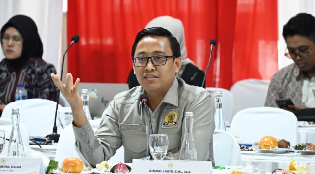 Anggota Komisi VI DPR RI Ahmad Labib menyampaikan pandangannya dalam Kunjungan Spesifik Komisi VI ke Surabaya, Jumat (28/8/2026). Foto: Agung/jk