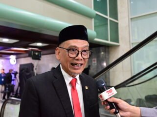 Anggota Komisi X DPR RI Abdul Fikri Faqih saat diwawancarai di Senayan, Jakarta, Jumat (14/08/2026). Foto: Fadli/Mahendra