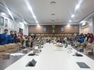 Rektor UIN Ar-Raniry Banda Aceh Prof Dr Mujiburrahman bersama jajaran Fakultas Dakwah dan Komunikasi serta asesor LAMSPAK Dr Hadiyanto Abdul Rachim MKom (Universitas Padjadjaran) dan Dr Leylia Khairani MSi (Universitas Muhammadiyah Sumatera Utara) usai pembukaan asesmen lapangan akreditasi, Selasa (23/6/2026).