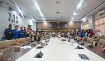 Rektor UIN Ar-Raniry Banda Aceh Prof Dr Mujiburrahman bersama jajaran Fakultas Dakwah dan Komunikasi serta asesor LAMSPAK Dr Hadiyanto Abdul Rachim MKom (Universitas Padjadjaran) dan Dr Leylia Khairani MSi (Universitas Muhammadiyah Sumatera Utara) usai pembukaan asesmen lapangan akreditasi, Selasa (23/6/2026).