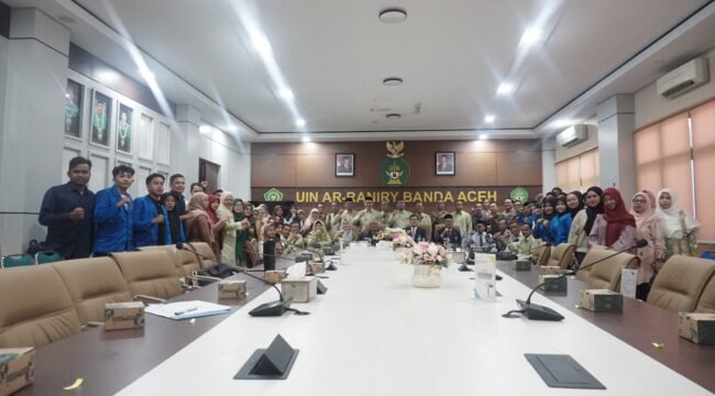 Rektor UIN Ar-Raniry Banda Aceh Prof Dr Mujiburrahman bersama jajaran Fakultas Dakwah dan Komunikasi serta asesor LAMSPAK Dr Hadiyanto Abdul Rachim MKom (Universitas Padjadjaran) dan Dr Leylia Khairani MSi (Universitas Muhammadiyah Sumatera Utara) usai pembukaan asesmen lapangan akreditasi, Selasa (23/6/2026).