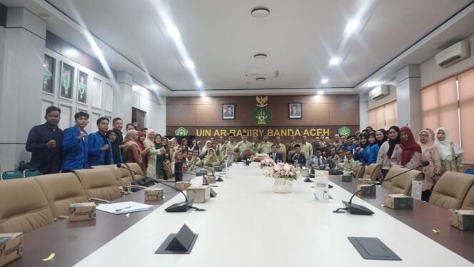 
					Rektor UIN Ar-Raniry Banda Aceh Prof Dr Mujiburrahman bersama jajaran Fakultas Dakwah dan Komunikasi serta asesor LAMSPAK Dr Hadiyanto Abdul Rachim MKom (Universitas Padjadjaran) dan Dr Leylia Khairani MSi (Universitas Muhammadiyah Sumatera Utara) usai pembukaan asesmen lapangan akreditasi, Selasa (23/6/2026).