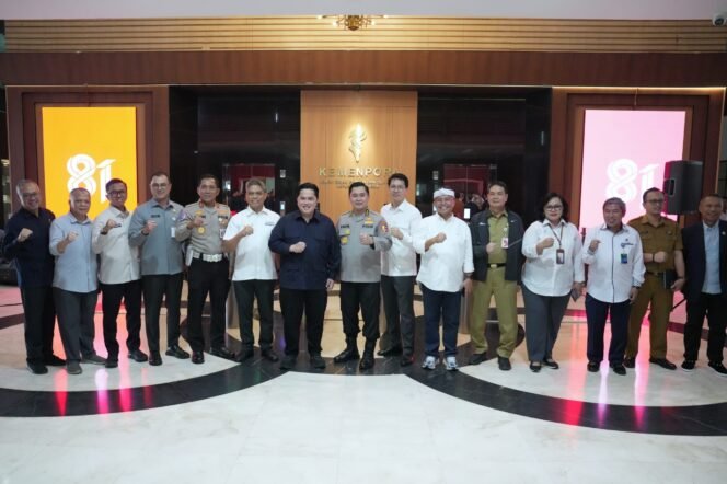 
					Menteri Pemuda dan Olahraga (Menpora) Erick Thohir mengatakan Presiden RI Prabowo Subianto memberikan dukungan penuh terhadap penyelenggaraan FIFA ASEAN Cup 2026 yang akan digelar di Indonesia. Dukungan tersebut disampaikan dalam rapat lintas kementerian dan lembaga untuk membahas kesiapan penyelenggaraan ajang sepak bola tersebut di Media Center Kemenpora, Jakarta, Senin (10/8/2026)./Foto Humas Kemenpora