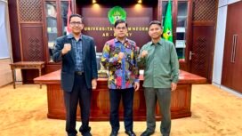  Dr. Muhammad Thalal (kiri) dan Prof. Saiful Akmal (kanan) berfoto bersama Rektor UIN Ar-Raniry Banda Aceh Prof Dr Mujiburrahman MAg usai terpilih mengikuti Program Visiting Professor/Visiting Lecturer 2026 Kementerian Agama, Rabu (19/8)
