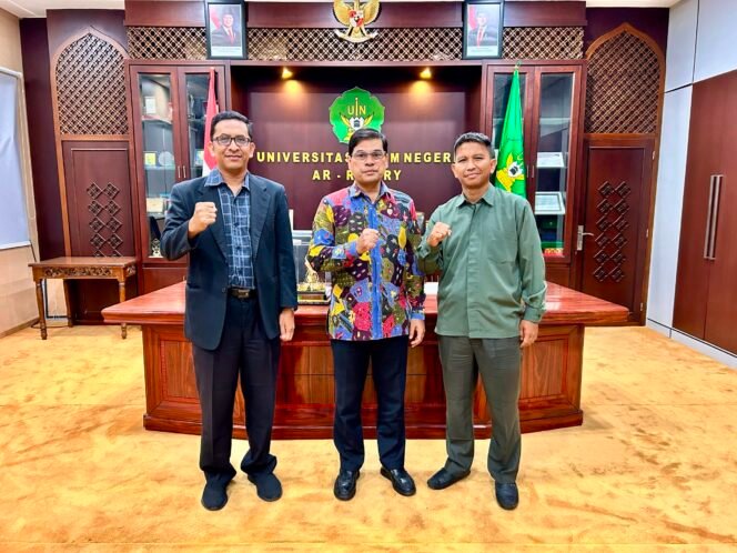 
					 Dr. Muhammad Thalal (kiri) dan Prof. Saiful Akmal (kanan) berfoto bersama Rektor UIN Ar-Raniry Banda Aceh Prof Dr Mujiburrahman MAg usai terpilih mengikuti Program Visiting Professor/Visiting Lecturer 2026 Kementerian Agama, Rabu (19/8)