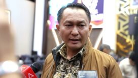 Ketua Komisi XII DPR RI Bambang Patijaya saat diwawancarai usai rapat pleno pengambilan keputusan terkait RUU Migas di Baleg DPR RI, Senayan, Jakarta, Sabtu (15/8/2026). Foto: Tari/Mahendra