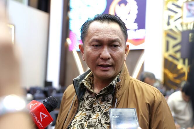 
					Ketua Komisi XII DPR RI Bambang Patijaya saat diwawancarai usai rapat pleno pengambilan keputusan terkait RUU Migas di Baleg DPR RI, Senayan, Jakarta, Sabtu (15/8/2026). Foto: Tari/Mahendra