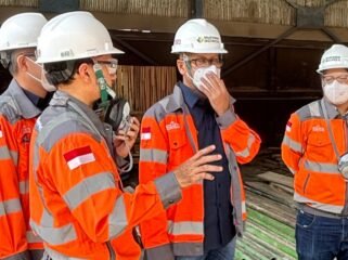 Direktur Utama SIG, Indrieffouny Indra (kedua dari kanan) memimpin koordinasi lapangan di Pabrik Lhoknga untuk memastikan ketersediaan pasokan semen di Aceh.