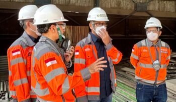 Direktur Utama SIG, Indrieffouny Indra (kedua dari kanan) memimpin koordinasi lapangan di Pabrik Lhoknga untuk memastikan ketersediaan pasokan semen di Aceh.