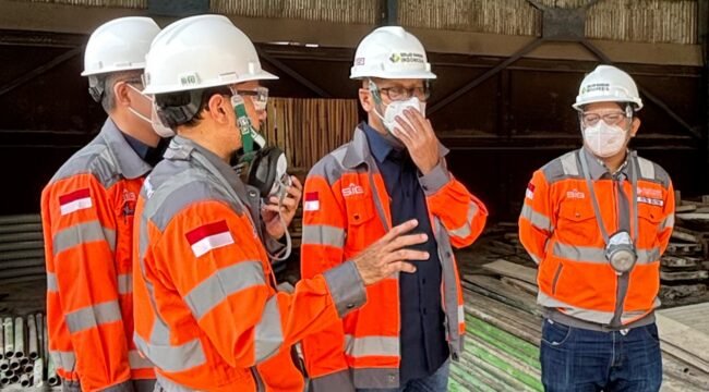 Direktur Utama SIG, Indrieffouny Indra (kedua dari kanan) memimpin koordinasi lapangan di Pabrik Lhoknga untuk memastikan ketersediaan pasokan semen di Aceh.