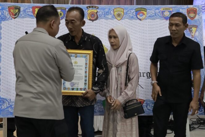 
					 Kapolda Aceh Irjen Pol. Ruddi Setiawan memberikan penghargaan atas jasa, keberanian, dan pengorbanan almarhum Pratu Galuh Nugraha dalam membantu kepolisian saat melakukan penindakan terhadap pelaku tindak pidana narkotika di Kabupaten Bireuen beberapa waktu lalu.

Penghargaan tersebut diterima oleh orangtua almarhum Pratu Galuh Nugraha usai konferensi pers pengungkapan kasus narkotika yang digelar di Aula Presisi Polda Aceh, Senin, 10 Agustus 2026.
