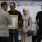  Kapolda Aceh Irjen Pol. Ruddi Setiawan memberikan penghargaan atas jasa, keberanian, dan pengorbanan almarhum Pratu Galuh Nugraha dalam membantu kepolisian saat melakukan penindakan terhadap pelaku tindak pidana narkotika di Kabupaten Bireuen beberapa waktu lalu.

Penghargaan tersebut diterima oleh orangtua almarhum Pratu Galuh Nugraha usai konferensi pers pengungkapan kasus narkotika yang digelar di Aula Presisi Polda Aceh, Senin, 10 Agustus 2026.
