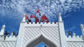 Pengibaran bendera Bulan Bintang di kawasan Masjid Raya Baiturrahman, Banda Aceh, saat peringatan Hari Damai Aceh, Sabtu (15/8/2026).