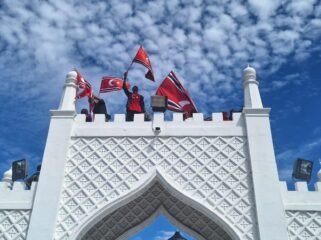 Pengibaran bendera Bulan Bintang di kawasan Masjid Raya Baiturrahman, Banda Aceh, saat peringatan Hari Damai Aceh, Sabtu (15/8/2026).