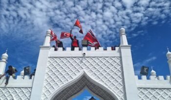 Pengibaran bendera Bulan Bintang di kawasan Masjid Raya Baiturrahman, Banda Aceh, saat peringatan Hari Damai Aceh, Sabtu (15/8/2026).