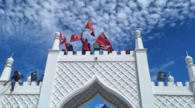 Pengibaran bendera Bulan Bintang di kawasan Masjid Raya Baiturrahman, Banda Aceh, saat peringatan Hari Damai Aceh, Sabtu (15/8/2026).