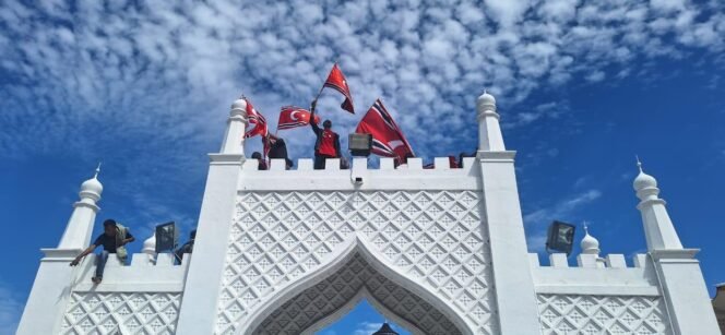 
					Pengibaran bendera Bulan Bintang di kawasan Masjid Raya Baiturrahman, Banda Aceh, saat peringatan Hari Damai Aceh, Sabtu (15/8/2026).