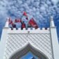Pengibaran bendera Bulan Bintang di kawasan Masjid Raya Baiturrahman, Banda Aceh, saat peringatan Hari Damai Aceh, Sabtu (15/8/2026).