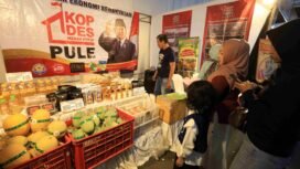 Warga melihat produk yang dijual pada salah satu stan Gebyar UMKM di Kabupaten Kediri, Jawa Timur, Jumat (24/7/2026). Pameran UMKM unggulan yang bernaung pada sejumlah koperasi tersebut dalam rangka Hari Koperasi Ke-79 sebagai upaya memberikan ruang promosi untuk produk lokal sekaligus sosialisasi fungsi koperasi dalam menggerakkan ekonomi kerakyatan kepada masyarakat. (ANTARA FOTO