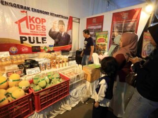 Warga melihat produk yang dijual pada salah satu stan Gebyar UMKM di Kabupaten Kediri, Jawa Timur, Jumat (24/7/2026). Pameran UMKM unggulan yang bernaung pada sejumlah koperasi tersebut dalam rangka Hari Koperasi Ke-79 sebagai upaya memberikan ruang promosi untuk produk lokal sekaligus sosialisasi fungsi koperasi dalam menggerakkan ekonomi kerakyatan kepada masyarakat. (ANTARA FOTO