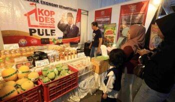 Warga melihat produk yang dijual pada salah satu stan Gebyar UMKM di Kabupaten Kediri, Jawa Timur, Jumat (24/7/2026). Pameran UMKM unggulan yang bernaung pada sejumlah koperasi tersebut dalam rangka Hari Koperasi Ke-79 sebagai upaya memberikan ruang promosi untuk produk lokal sekaligus sosialisasi fungsi koperasi dalam menggerakkan ekonomi kerakyatan kepada masyarakat. (ANTARA FOTO