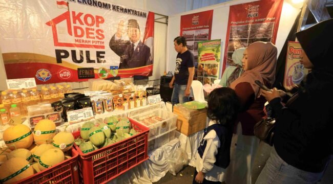 Warga melihat produk yang dijual pada salah satu stan Gebyar UMKM di Kabupaten Kediri, Jawa Timur, Jumat (24/7/2026). Pameran UMKM unggulan yang bernaung pada sejumlah koperasi tersebut dalam rangka Hari Koperasi Ke-79 sebagai upaya memberikan ruang promosi untuk produk lokal sekaligus sosialisasi fungsi koperasi dalam menggerakkan ekonomi kerakyatan kepada masyarakat. (ANTARA FOTO