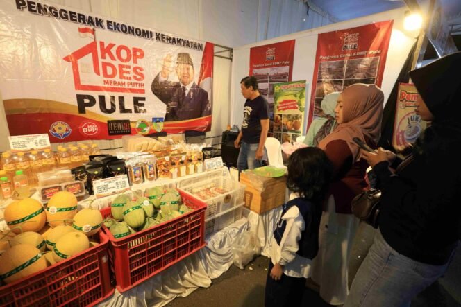 
					Warga melihat produk yang dijual pada salah satu stan Gebyar UMKM di Kabupaten Kediri, Jawa Timur, Jumat (24/7/2026). Pameran UMKM unggulan yang bernaung pada sejumlah koperasi tersebut dalam rangka Hari Koperasi Ke-79 sebagai upaya memberikan ruang promosi untuk produk lokal sekaligus sosialisasi fungsi koperasi dalam menggerakkan ekonomi kerakyatan kepada masyarakat. (ANTARA FOTO
