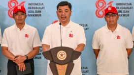 Wakil Menteri Sekretaris Negara (Wamensesneg) Juri Ardiantoro (tengah) didampingi Sekretaris Presiden Ariyo Windutomo (kiri) dan Sekretaris Kementerian Sekretariat Negara Setya Utama (kanan) menyampaikan keterangan pers terkait rangkaian kegiatan Bulan Kemerdekaan di Kantor Kementerian Sekretariat Negara, Jakarta, Jumat (31/7/2026). Wamensesneg mengatakan rangkaian peringatan HUT Ke-81 Kemerdekaan RI di Jakarta akan diawali Zikir Kebangsaan di Monas pada 1 Agustus, dilanjutkan Sidang Tahunan MPR pada 14 Agustus, Renungan Suci di Taman Makam Pahlawan (TMP) Kalibata pada 15 Agustus, Upacara Detik-Detik Proklamasi di Istana Merdeka serta Pesta Rakyat di Monas dan Merdeka Fun Run pada 17 Agustus. ANTARA FOTO/Galih Pradipta/kye