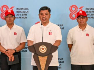 Wakil Menteri Sekretaris Negara (Wamensesneg) Juri Ardiantoro (tengah) didampingi Sekretaris Presiden Ariyo Windutomo (kiri) dan Sekretaris Kementerian Sekretariat Negara Setya Utama (kanan) menyampaikan keterangan pers terkait rangkaian kegiatan Bulan Kemerdekaan di Kantor Kementerian Sekretariat Negara, Jakarta, Jumat (31/7/2026). Wamensesneg mengatakan rangkaian peringatan HUT Ke-81 Kemerdekaan RI di Jakarta akan diawali Zikir Kebangsaan di Monas pada 1 Agustus, dilanjutkan Sidang Tahunan MPR pada 14 Agustus, Renungan Suci di Taman Makam Pahlawan (TMP) Kalibata pada 15 Agustus, Upacara Detik-Detik Proklamasi di Istana Merdeka serta Pesta Rakyat di Monas dan Merdeka Fun Run pada 17 Agustus. ANTARA FOTO/Galih Pradipta/kye